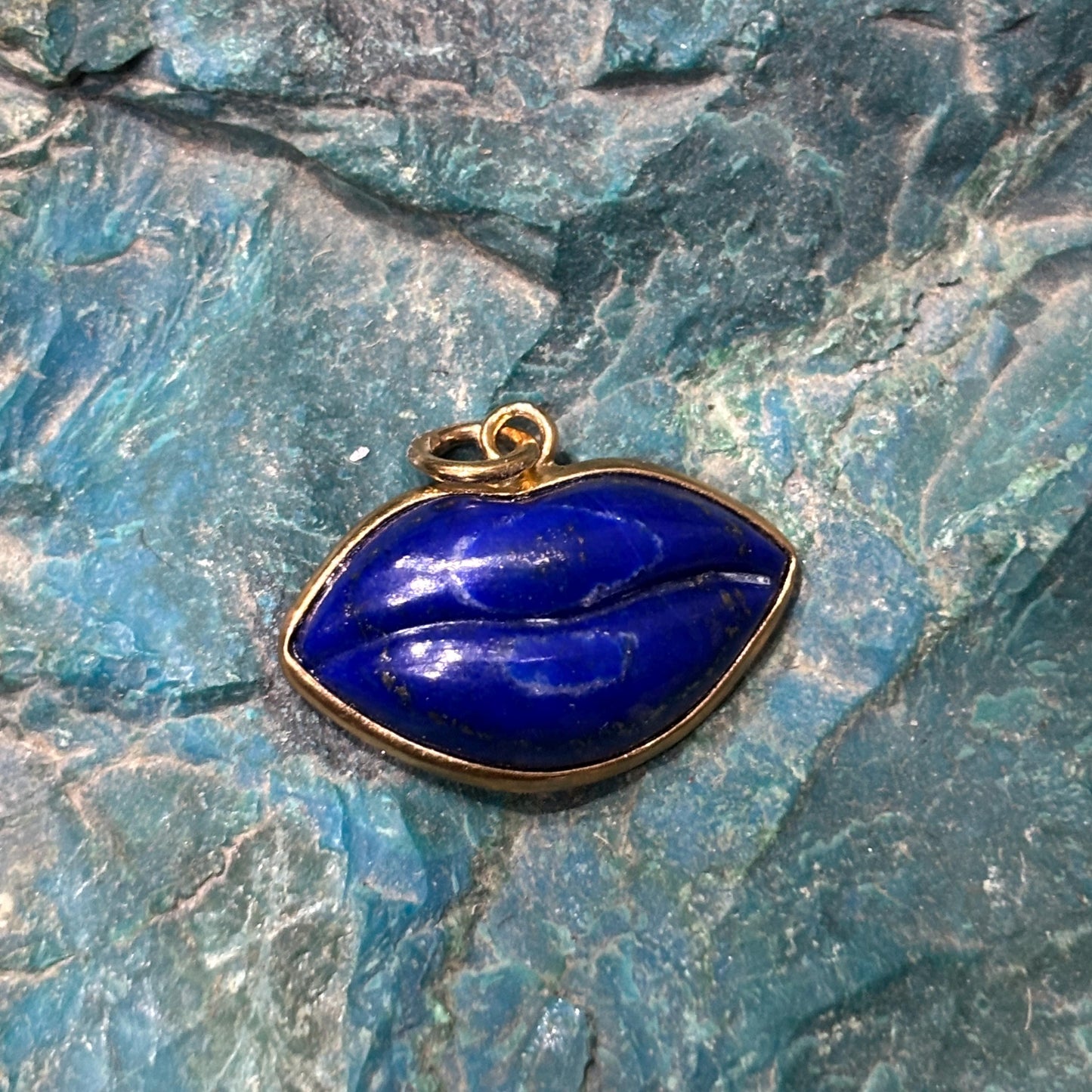 Lapis Lazuli Lips Pendant Set in 14k Solid Gold, Beautiful Handmade Lip Pendant For Her In Lapis Gemstone.